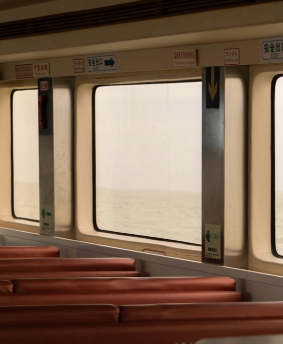 電車の窓から見える静かな海
